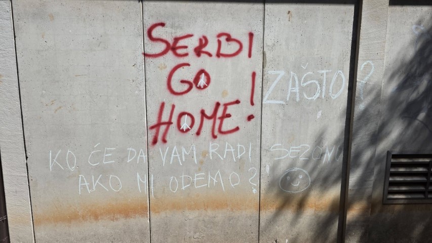 Pozadina radikalnog natpisa u umaškom turističkom naselju Punta